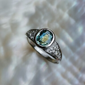 Anillo zafiro central y diamantes en degrade.