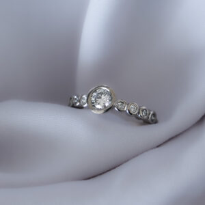 Anillo diamante central mas medio cintillo