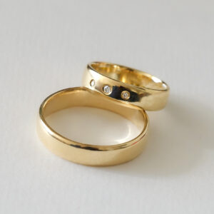 Argollas media caña con diamantes