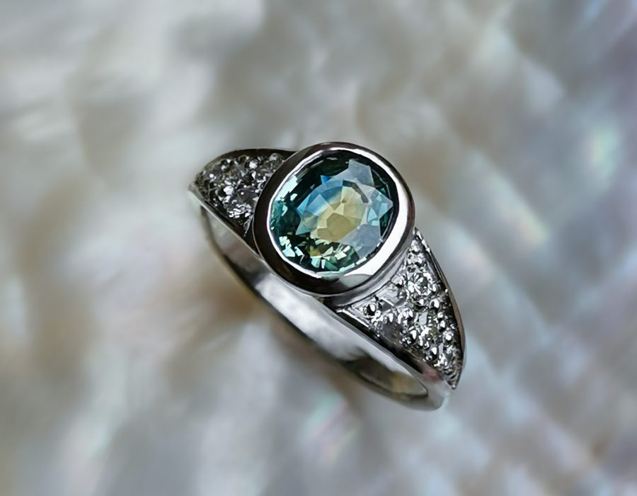 Anillo zafiro central y diamantes en degrade.