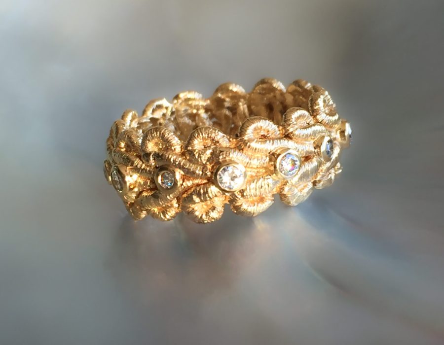 Anillo BRODERIE y diamantes