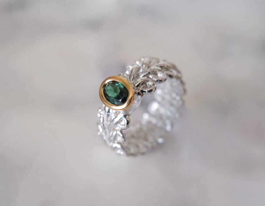 Anillo BRODERIE y turmalina