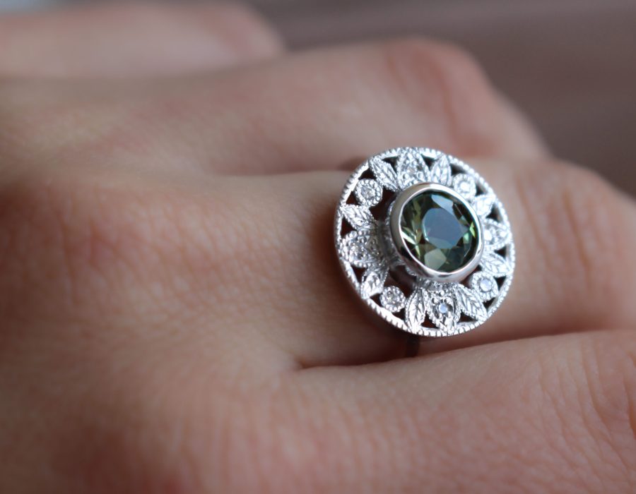 Anillo floral y milgranos