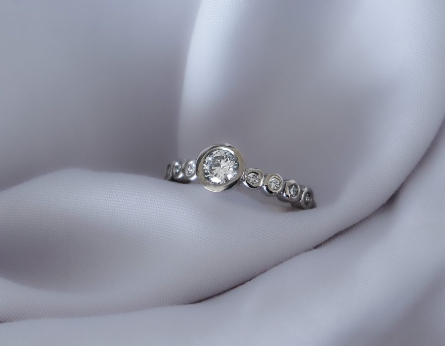 Anillo diamante central mas medio cintillo