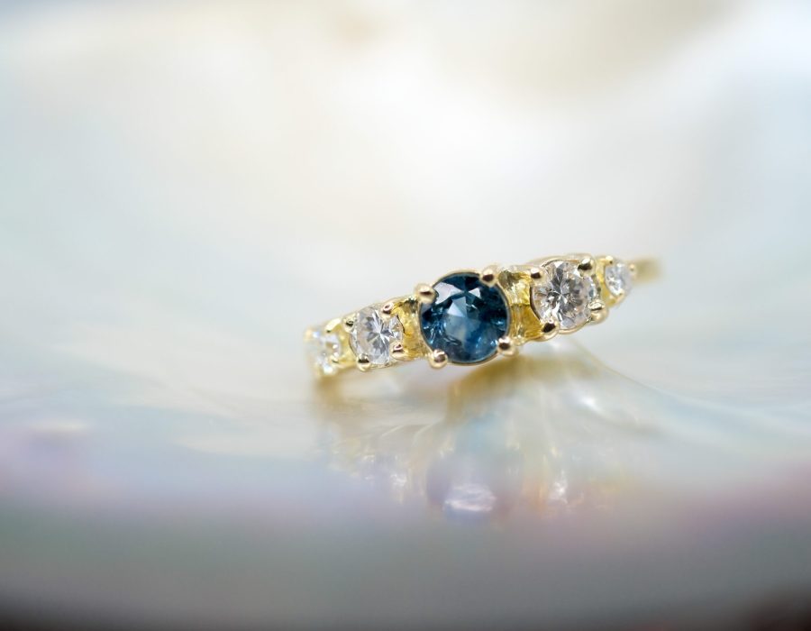 Anillo zafiro central y diamantes