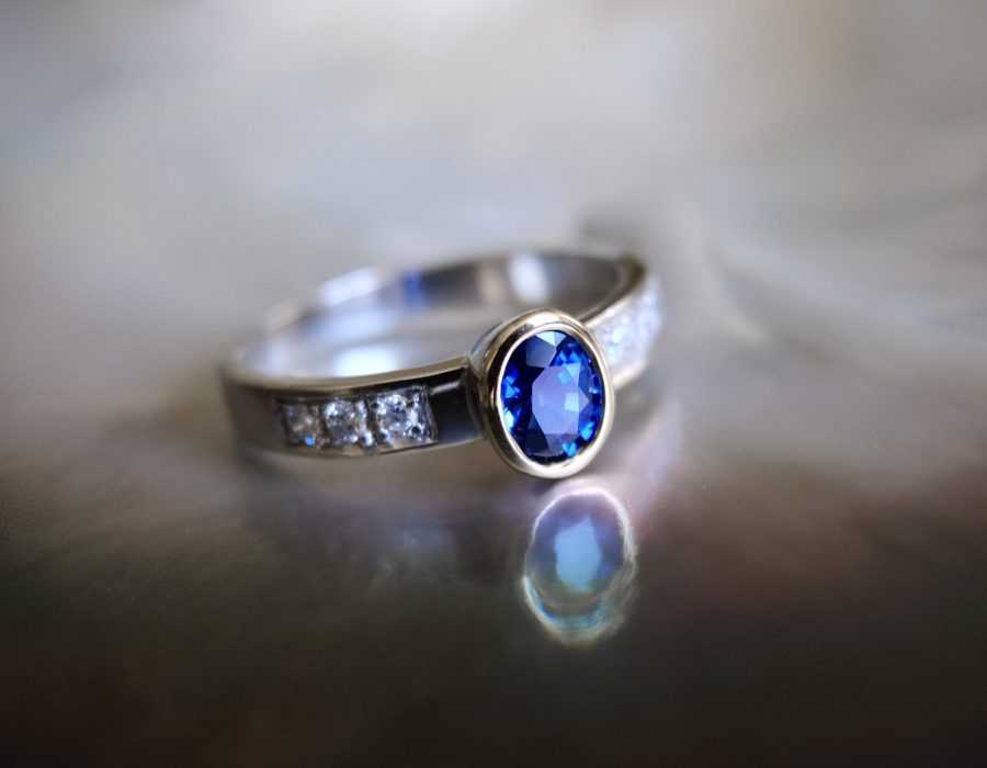 anillo zafiro y diamantes