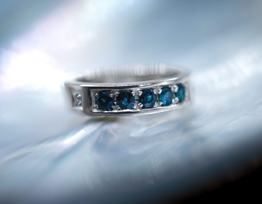 Anillo medio cintillo azul