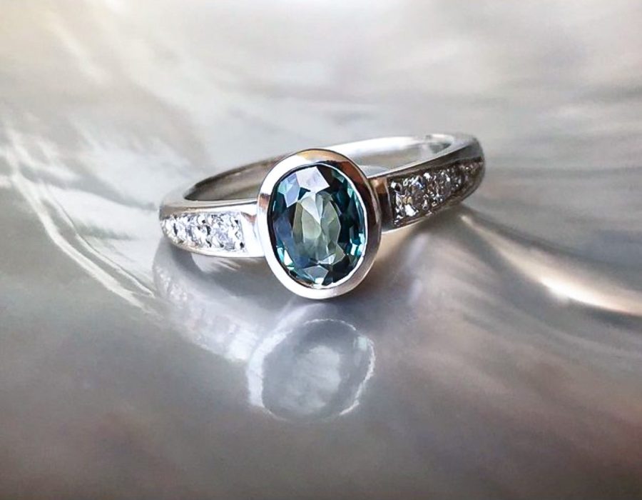 Anillo zafiro central y diamantes en degrade