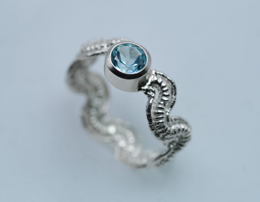 Anillo curvy con topacio azul