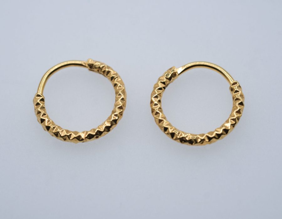 Mini argollas facetadas doradas