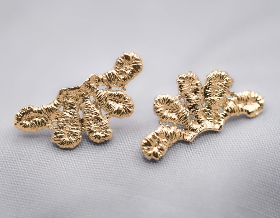 Aros media flor dorados