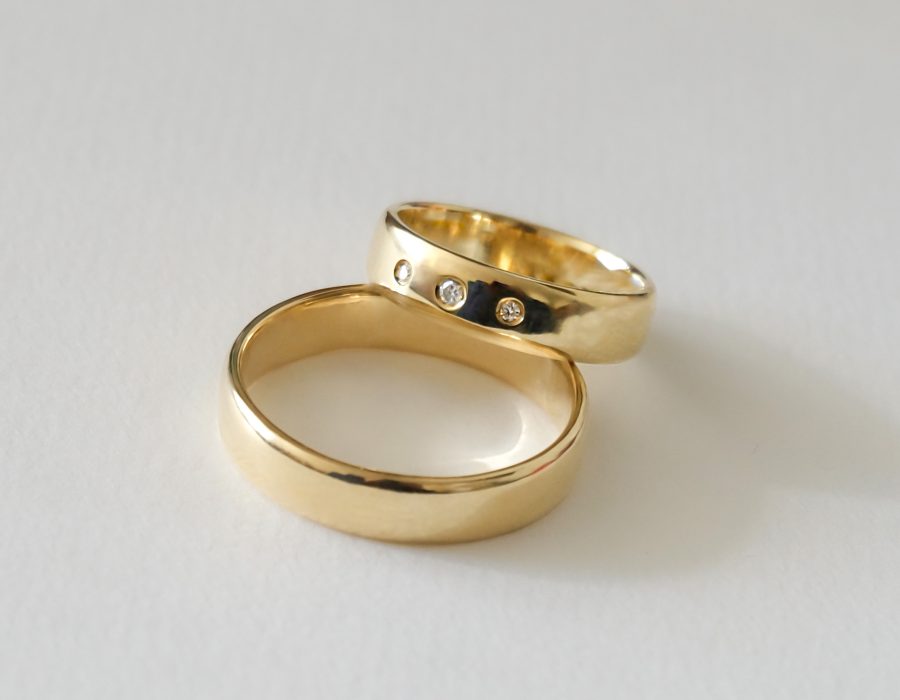 Argollas media caña con diamantes