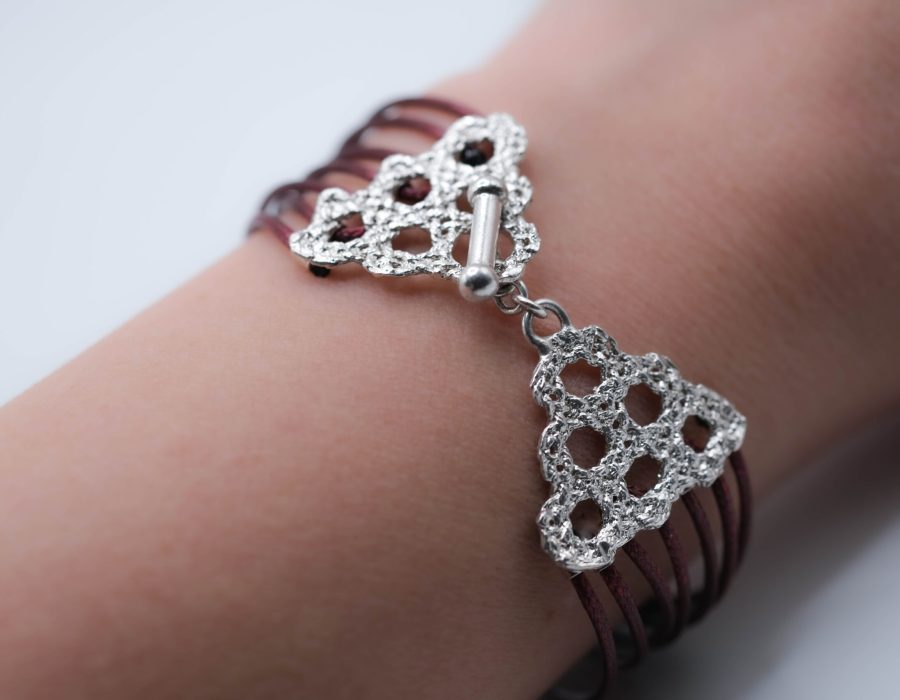Pulsera Triangulo burdeo
